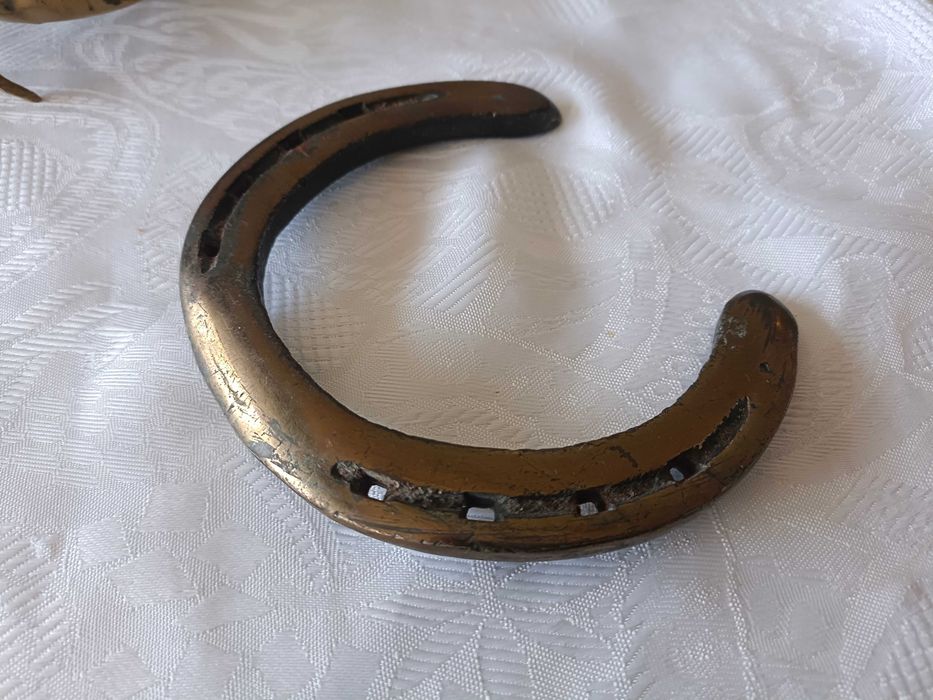 Mosiężna podkowa z dawnych lat