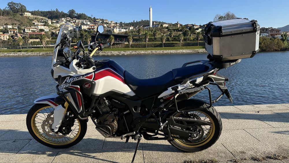 Africa Twin 1000 tricolor