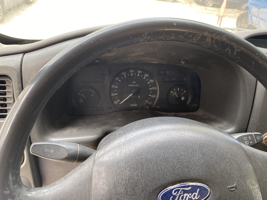 Carrinha comercial de tres lugares , ano 2001,  398567mil quilometros