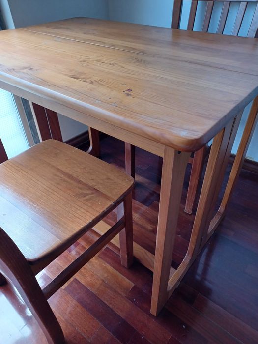 Mesa de fechar com duas cadeirass