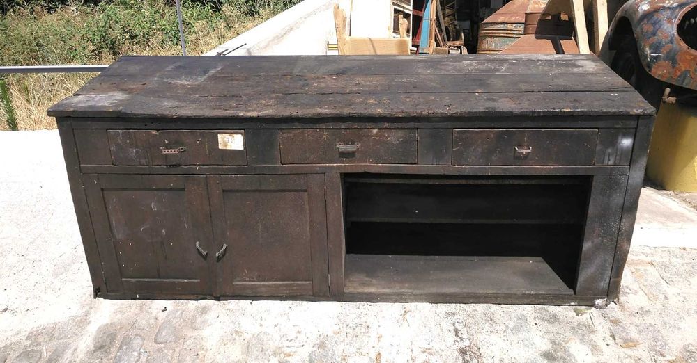 Antiga bancada de oficina em madeira