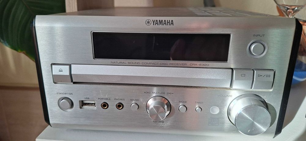 Aparelhagem Yamaha compacta com colunas com pouco uso