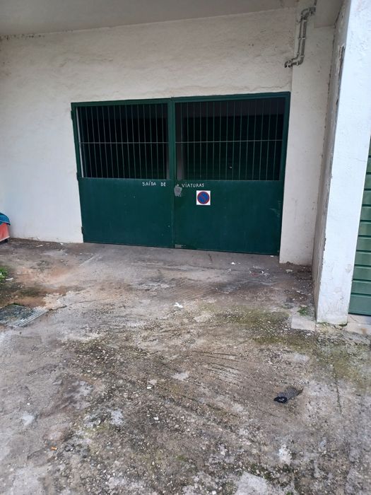 Arrenda-se Garagem Box / Armazém