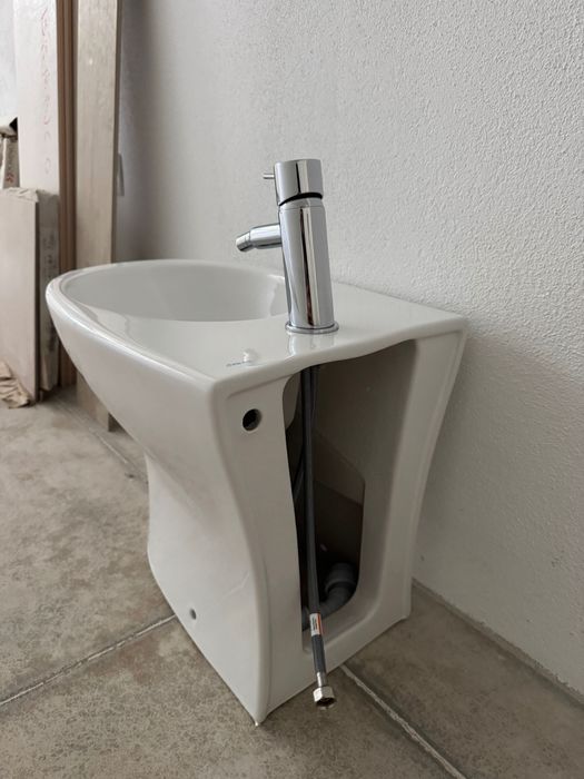 Bidé Sanitana NOVO +  torneira incluída (nunca usado!)
