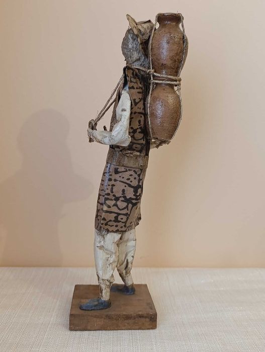 Figura de artesanato homem com cantaros costas papel maché