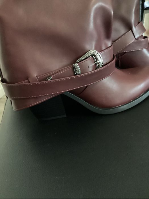 Botas novas bordeaux, 40, em caixa. Com salto, ver fotografias.
