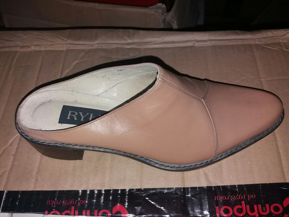 Ryłko klapki z palcami beżowe szpic nude 36 słupek klocek obcas