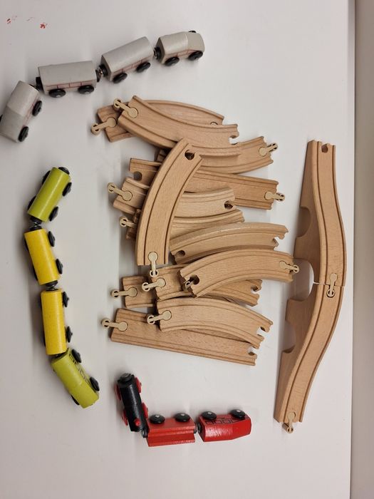 Conjunto de comboios e carris de madeira