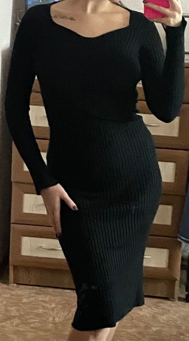 Чорна жіноча сукня