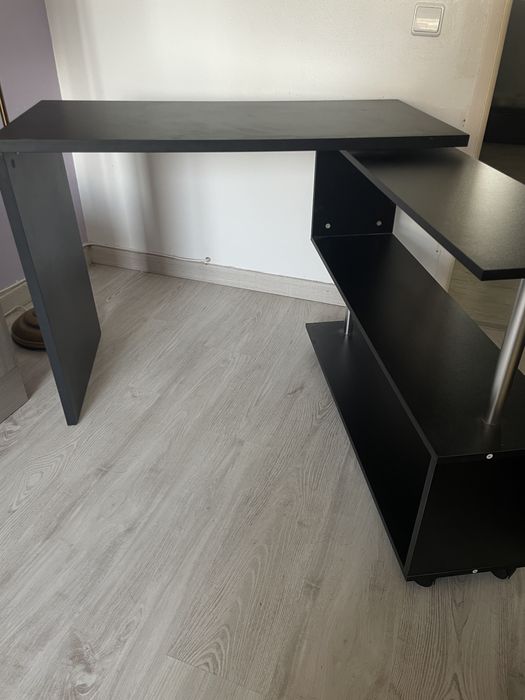 Secretária moderna em formato L, ideal para escritório, estudo ou setup gaming