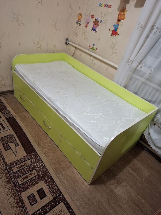 Ліжко дитяче яскраве з матрацом