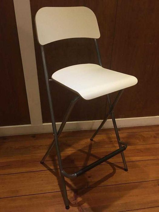 Cadeira branca alta marca IKEA