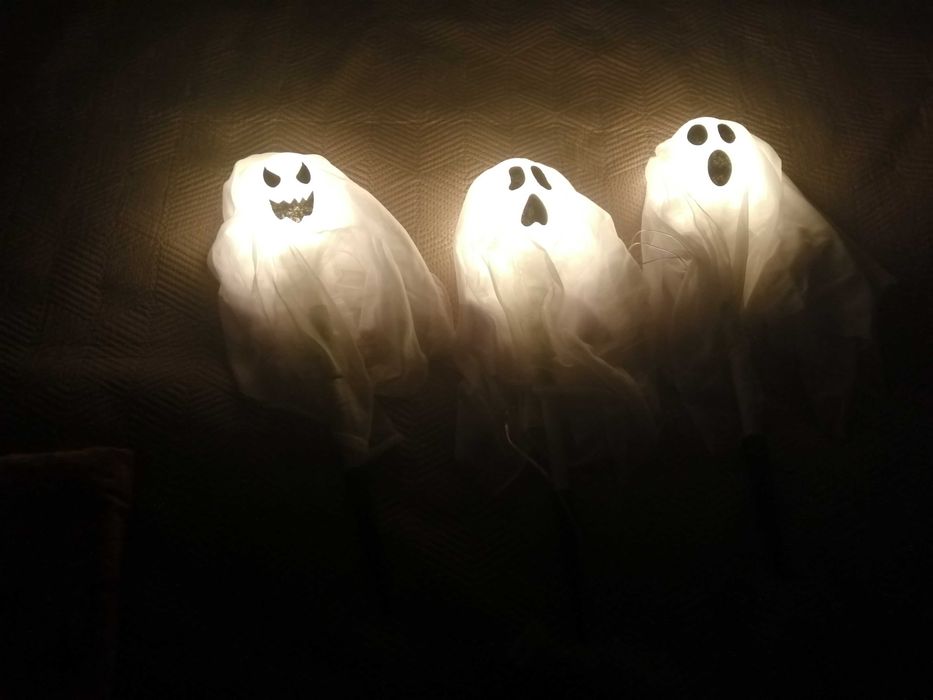 Zestaw trzech świecących duchów na halloween