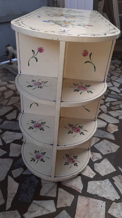 Móvel em madeira de pinho. Pintado à mão.