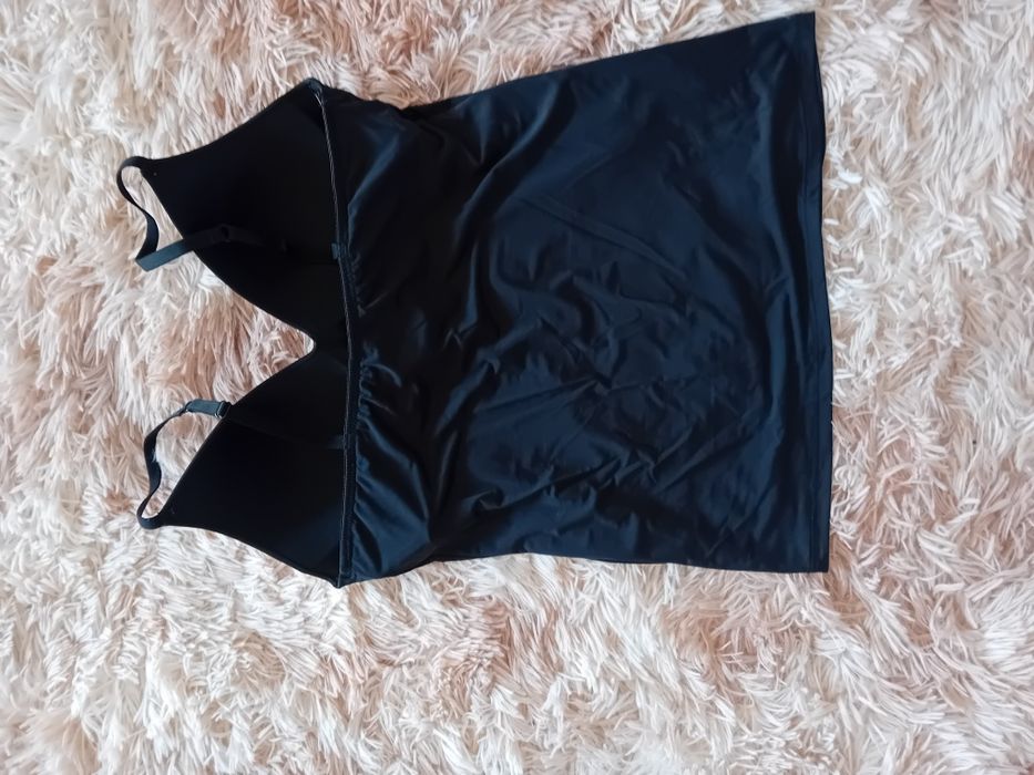 Bezszwowa bluzka z wbudowanym stanikiem modelujący top