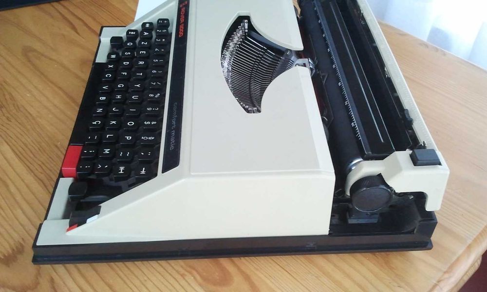 Máquina de escrever Rover 5000 para colecionador.