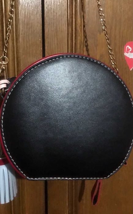 ЖІНОЧА КРУГЛА СУМКА ; червоно-чорна;довгий ремінець-ланцюжок;крос боді