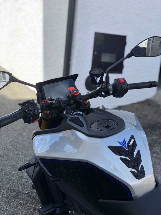 Yamaha MT 09 SP Akrapovic réplica + Extras