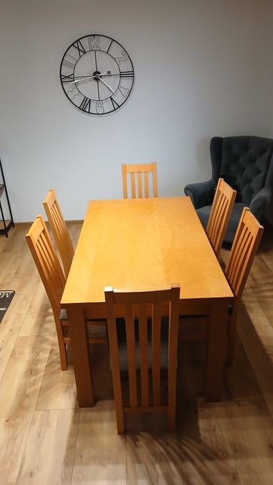Sprzedam stół dębowy oraz sześć krzeseł.