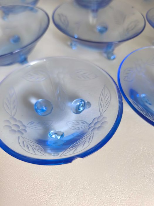 Conjunto de taças em vidro azul