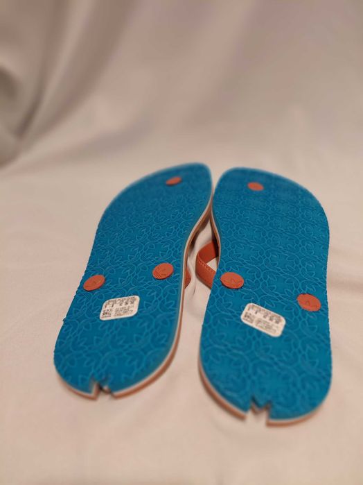 Chinelos da marca Adidas