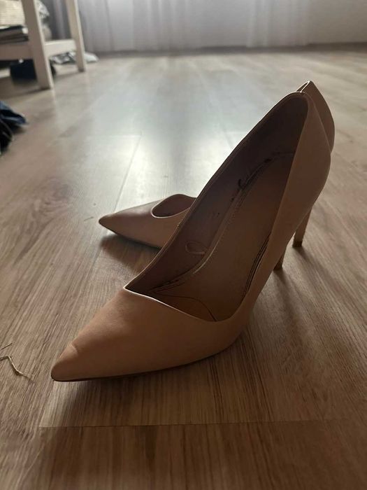 Sprzedam szpilki beżowe bardzo wygodne.