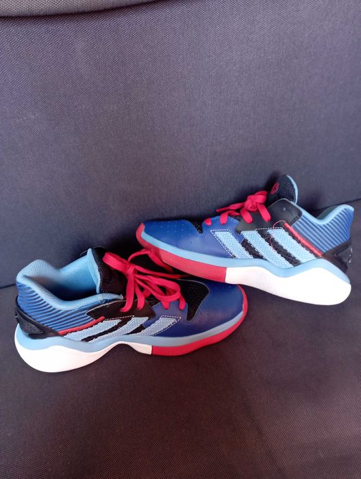 Кроссовки Adidas.