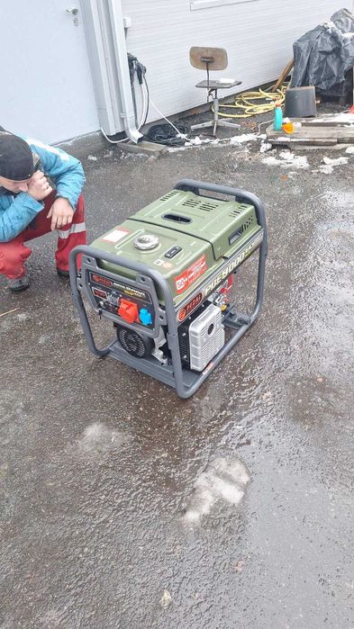 Продам дизельний генератор Pezal PDE9000EA-EA3