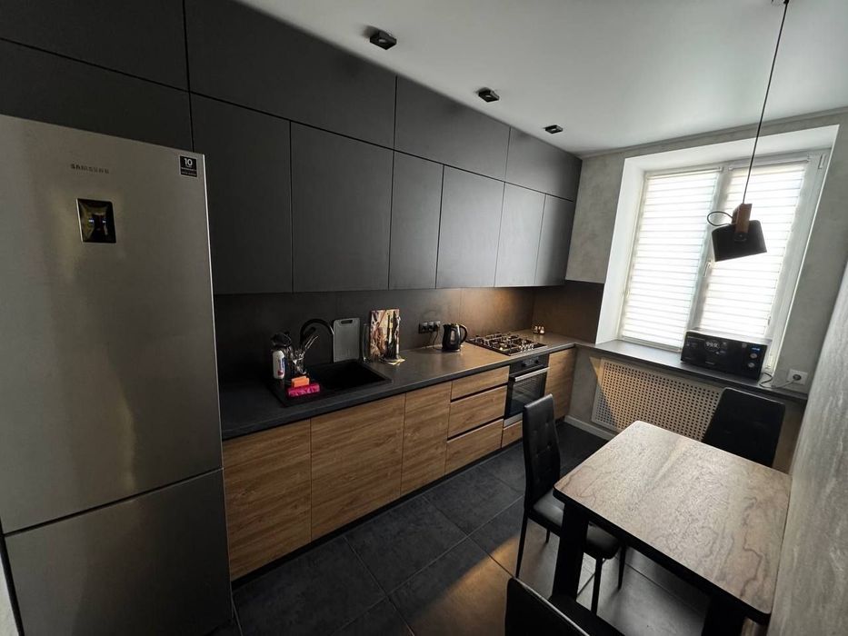 2-кiмн.кв. 2-поверх . У самому Центрi .