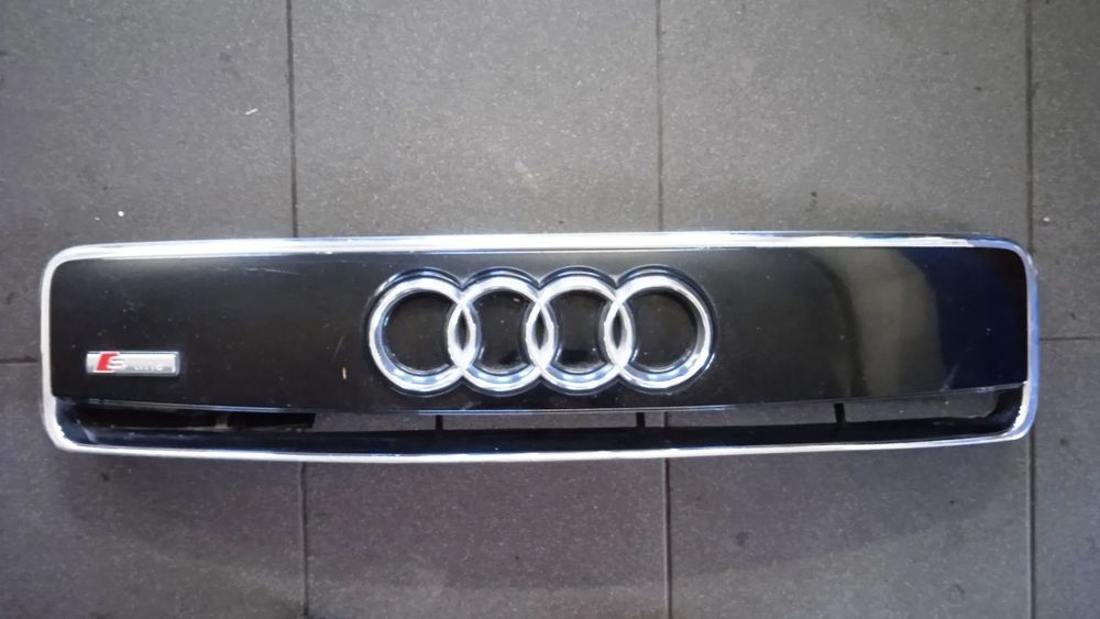 Grill Audi A2 S-line atrapa chłodnicy 8z0010183d