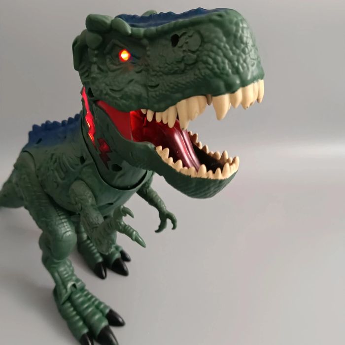 Dinozaur duży chodzi wydaje dźwięki