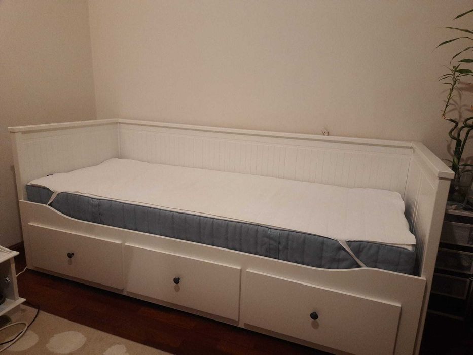 Cama individual com gavetas, colchão e Roupeiro de três portas