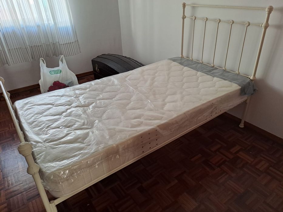 Cama de ferro e colchão single