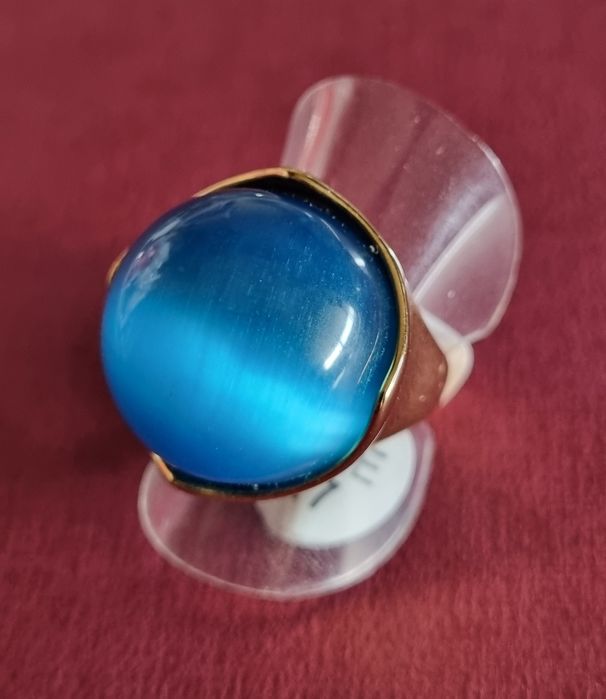 Anel dourado, em aço, com grande pedra azulão. T17
