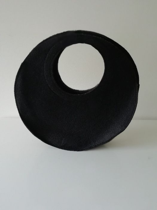 Mala de mão com padrão de palavras cruzadas