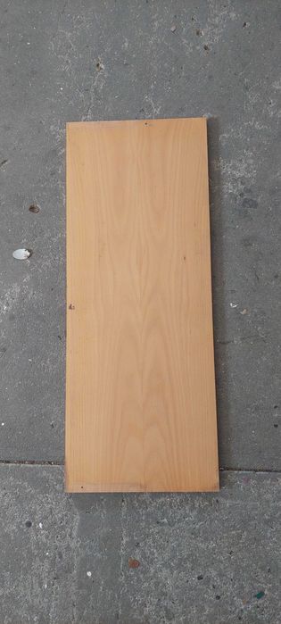 Estantes em metal e madeira