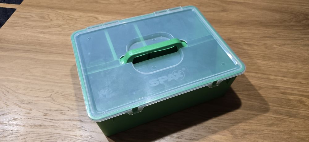 Skrzynka na narzędzia z przegrodami