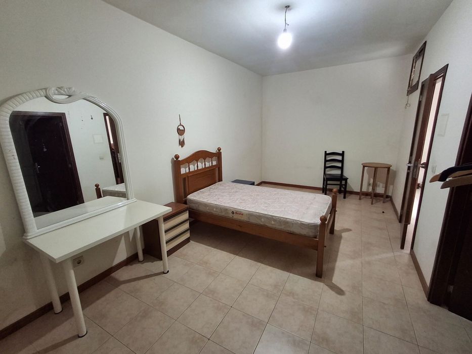 Arrenda-se quarto
