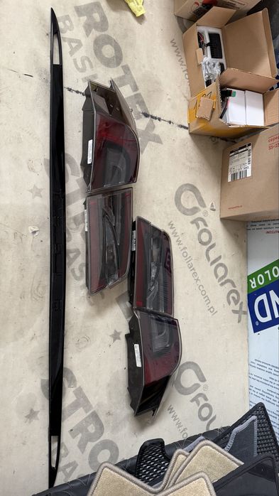 Молдінг кришки багажника Tesla model S 2022-2025
