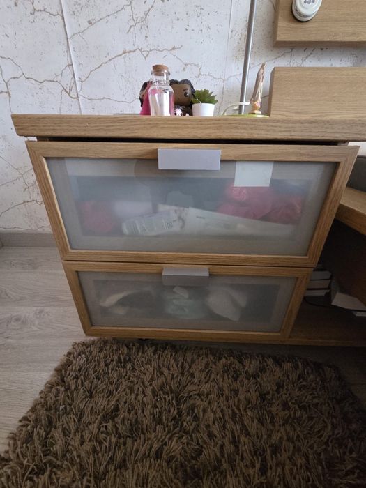 Cama com mesas de cabeceira e camiseiro