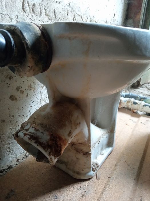 Унитаз со сливным бачком.