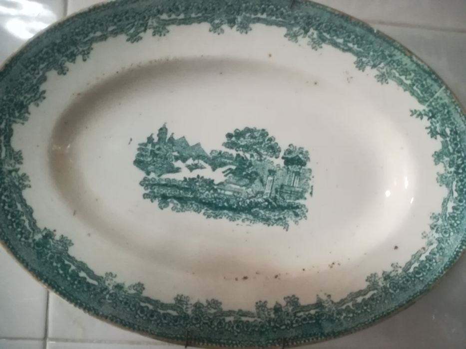 Travessa oval muito antiga ótima para quem gosta de antiguidade