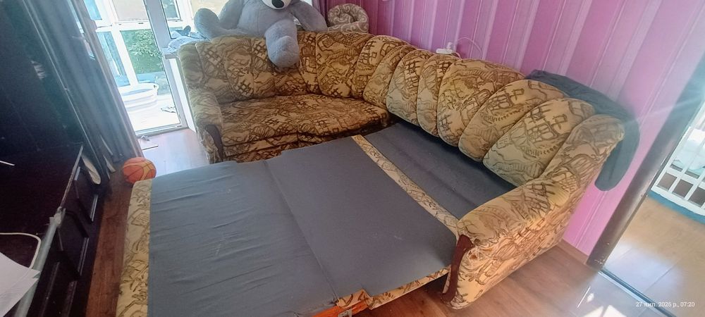 Диван на перетяжку.
