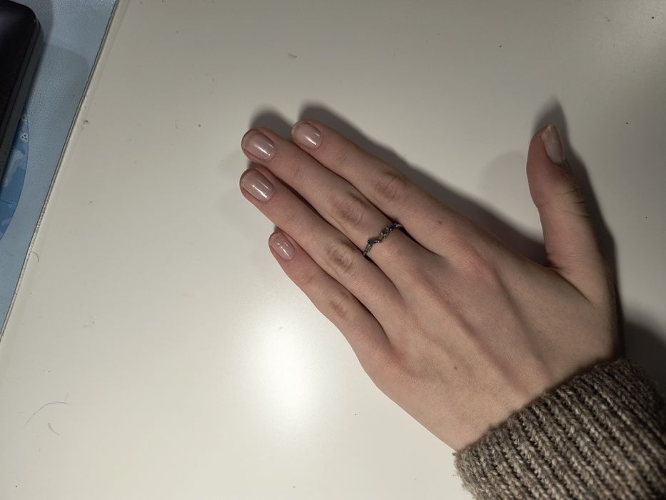 Srebrny pierścionek z niebieskimi kryształkami