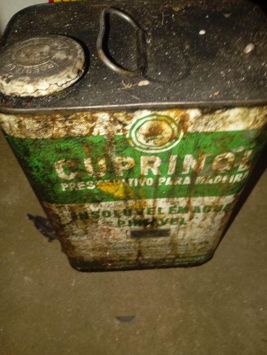 Vendo esta lata antiga muita bonita