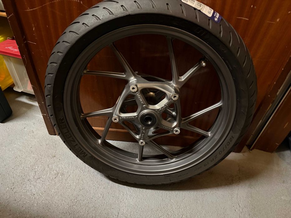Jante Dianteira BMW R 1250 GS + Pneu Metzeler Roadtec 01 SE