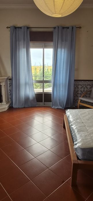 Aluga-se quarto para casal com varanda em Vale de Figueira