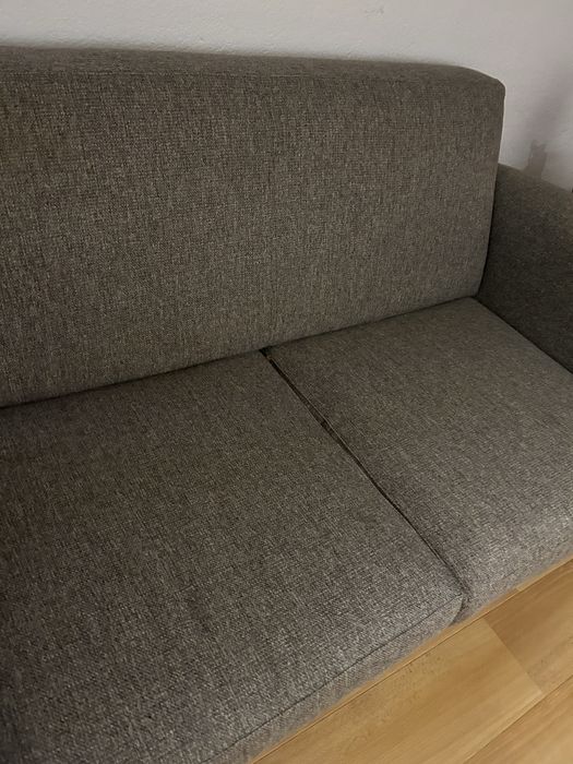 Sofá de 2 lugares com pés de palito