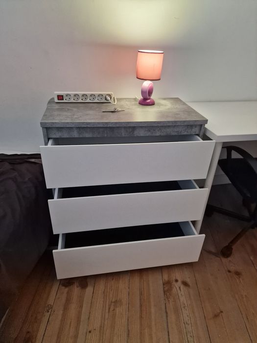 Cómoda cinzenta e branca