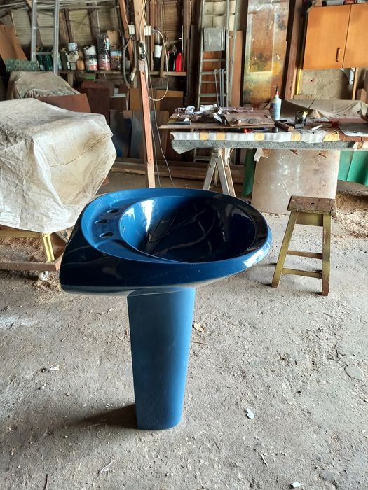 Lavatório  de casa de banho usado em bom estado conforme se pode ver